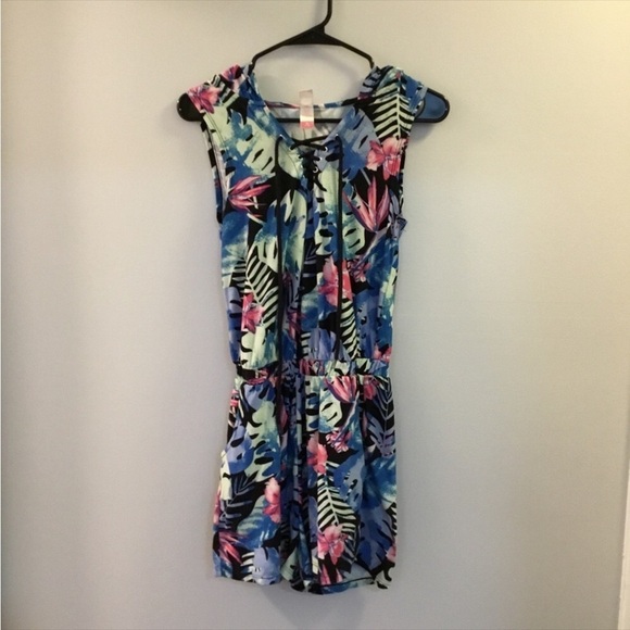 NO Boundaries Med (7-9) multi color  hooded romper
Lace tie front
Hooded - Picture 1 of 16